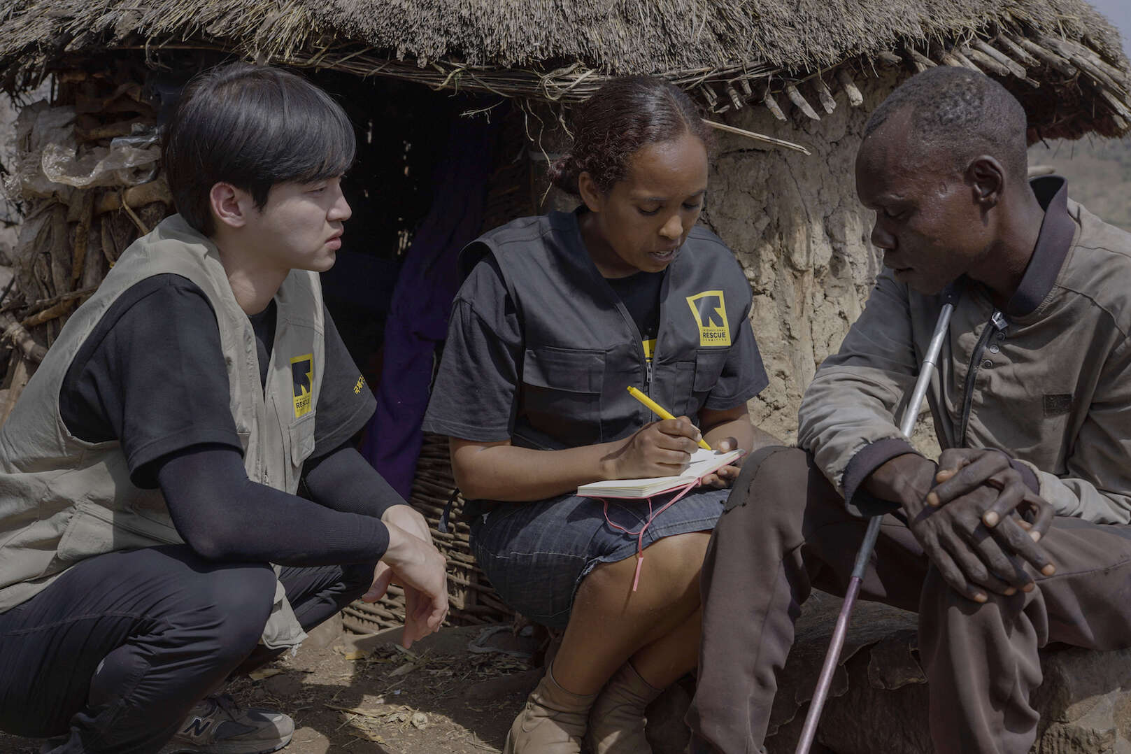 에티오피아에서 이동 의료팀과 고객들을 만나고 있는 장동윤 홍보대사